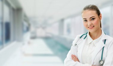 Hastane ofisinde çalışan kadın doktor..