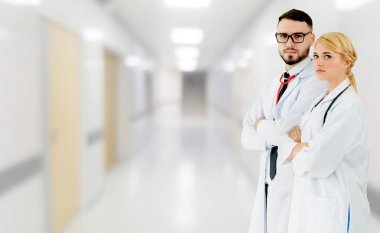 Doktorlar iş arkadaşlarıyla hastanede çalışıyorlar..