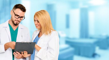 Doktorlar iş arkadaşlarıyla hastanede çalışıyorlar..