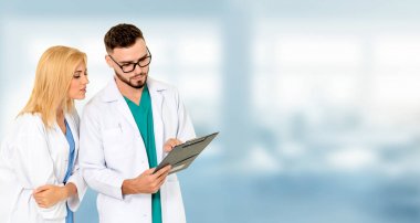 Doktorlar iş arkadaşlarıyla hastanede çalışıyorlar..