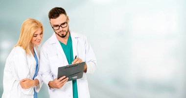 Doktorlar iş arkadaşlarıyla hastanede çalışıyorlar..