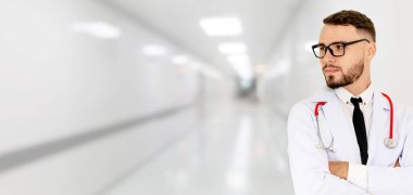 Hastanede çalışan genç erkek doktor..