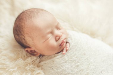 Sevimli yenidoğan bebek Sleeping içinde rahat oda.