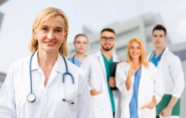 Doktor diğer doktorlar ile hastanede çalışıyor.