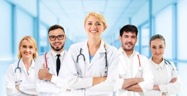 Doktor diğer doktorlar ile hastanede çalışıyor.