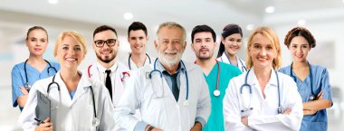 Doktor diğer doktorlar ile hastanede çalışıyor.