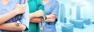 Doktor diğer doktorlar ile hastanede çalışıyor.