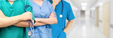 Doktor diğer doktorlar ile hastanede çalışıyor.
