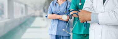 Doktor diğer doktorlar ile hastanede çalışıyor.