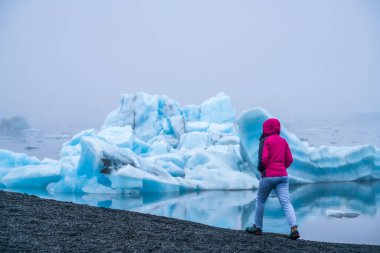 Izlanda 'da Jokulsarlon buzul lagünü seyahat.