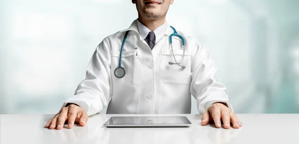 Medico con tablet presso l'ufficio ospedaliero . — Foto Stock