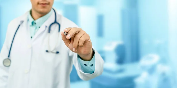 Doctor apuntando pluma en el espacio vacío para su texto. —  Fotos de Stock