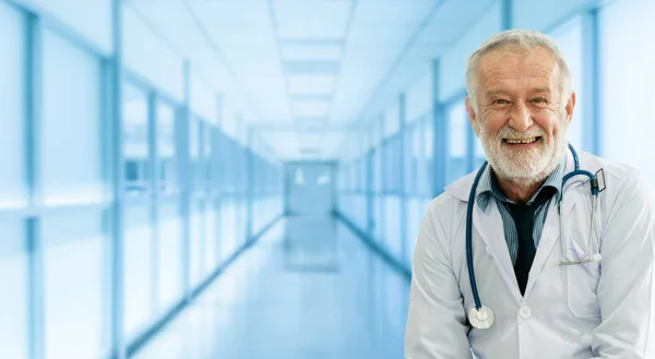 Médico senior masculino que trabaja en el hospital . — Foto de Stock