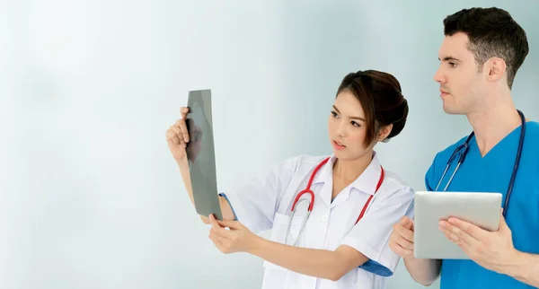 Médicos discutiendo y mirando películas de rayos X . —  Fotos de Stock