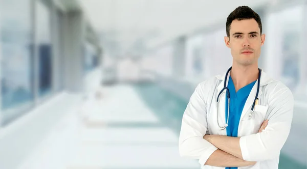 Jeune homme médecin travaillant à l'hôpital. — Photo