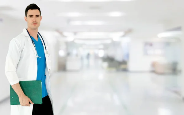 Joven médico masculino que trabaja en el hospital. — Foto de Stock