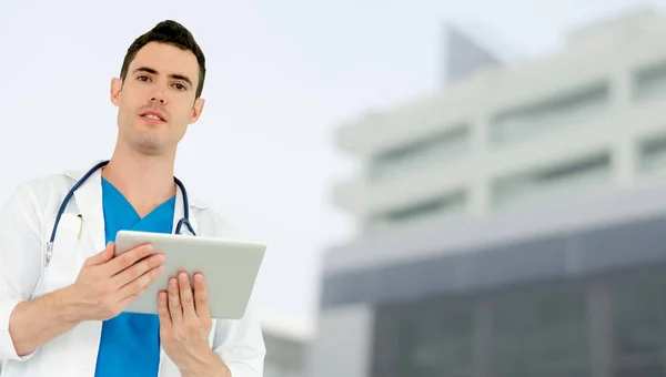 Médico usando tableta en el hospital. — Foto de Stock