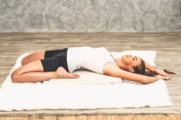 Mujer joven yoga en alfombra en casa sala de estar . — Foto de Stock