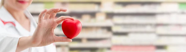 Medico con un cuore rosso nell'ufficio dell'ospedale . — Foto Stock