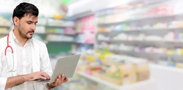 Farmacéutico usando computadora portátil en farmacia . — Foto de Stock