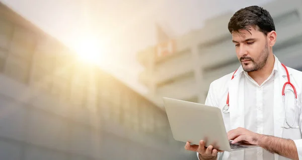 Medico che utilizza il computer portatile in ospedale. — Foto Stock