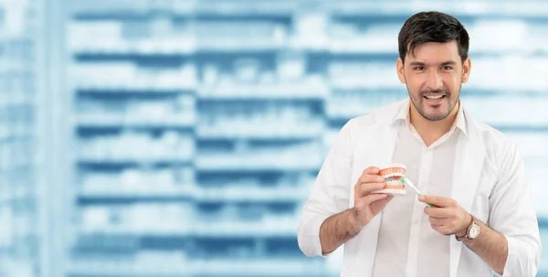 Jonge mannelijke tandarts werkzaam in de tandheelkundige kliniek. — Stockfoto