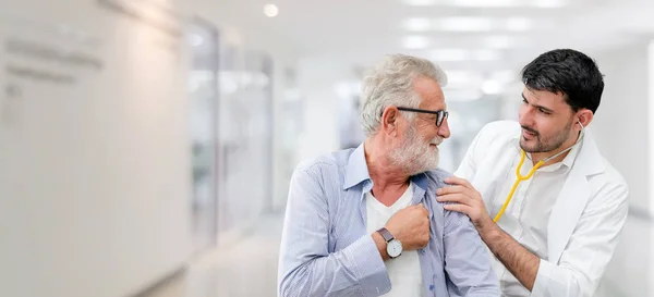 Médico verificando a saúde do paciente no consultório hospitalar . — Fotografia de Stock