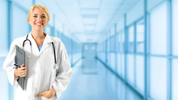 Mulher médica que trabalha no consultório do hospital. — Fotografia de Stock