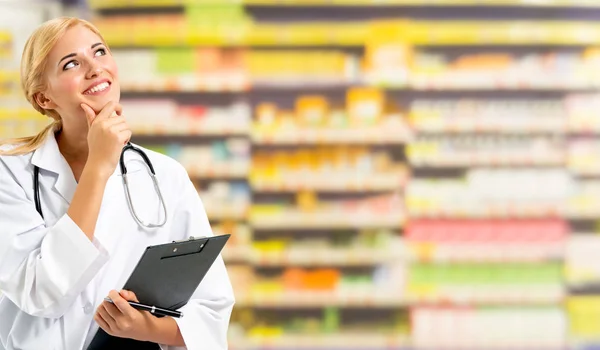 Farmacéutica mujer trabajando en farmacia . — Foto de Stock