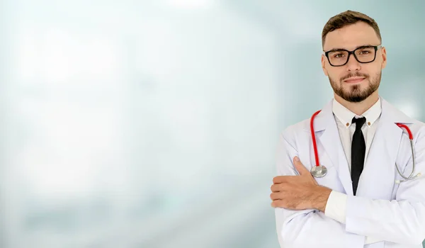 Joven médico masculino que trabaja en el hospital. — Foto de Stock