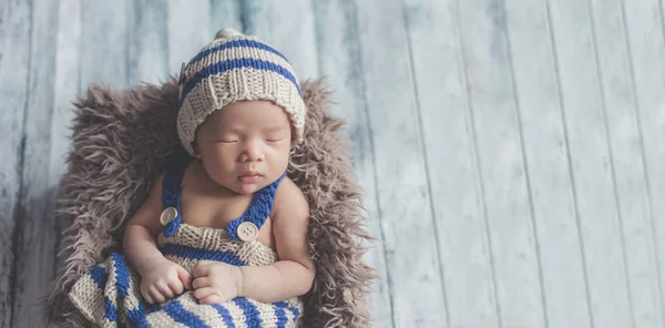 Sevimli yenidoğan bebek Sleeping içinde rahat oda. — Stok fotoğraf