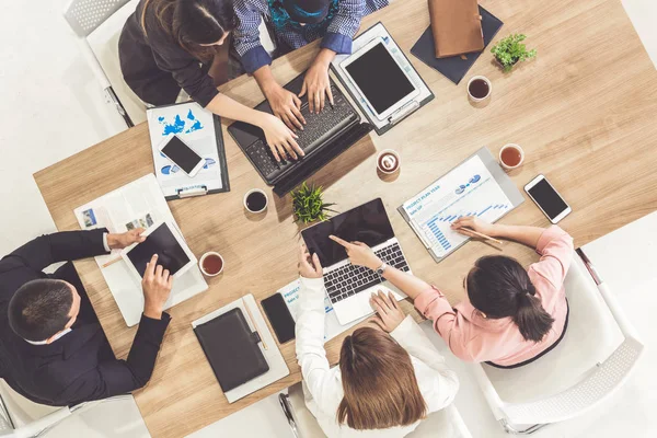 Affärsmän i gruppmöte på Office Room. — Stockfoto