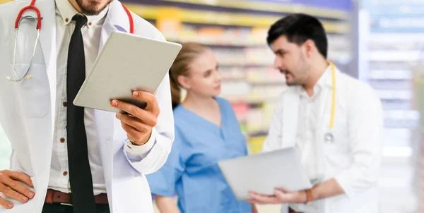 Arzt arbeitet im Krankenhaus mit anderen Ärzten zusammen. — Stockfoto