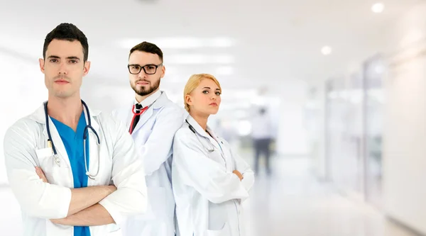 Medico che lavora in ospedale con altri medici . — Foto Stock