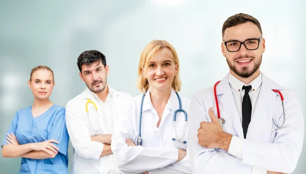 Arzt arbeitet im Krankenhaus mit anderen Ärzten zusammen. — Stockfoto