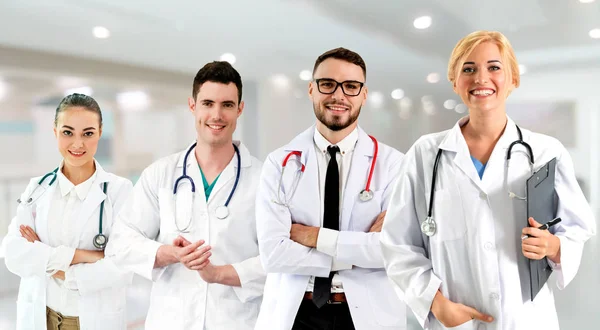 Médico que trabalha no hospital com outros médicos . — Fotografia de Stock