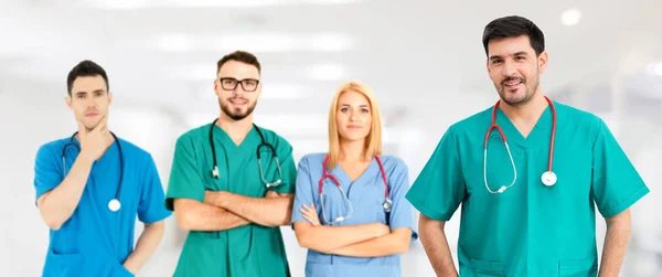 Médico que trabalha no hospital com outros médicos . — Fotografia de Stock