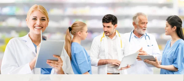 Doctor working in hospital with other doctors. — Stock Photo, Image