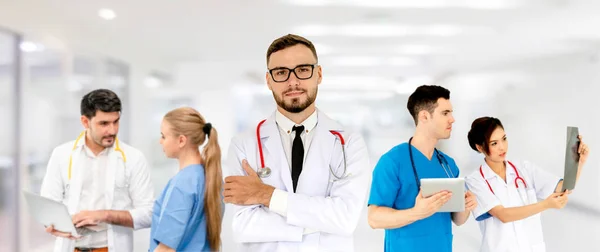 Medico che lavora in ospedale con altri medici . — Foto Stock