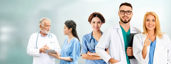 Arzt arbeitet im Krankenhaus mit anderen Ärzten zusammen. — Stockfoto