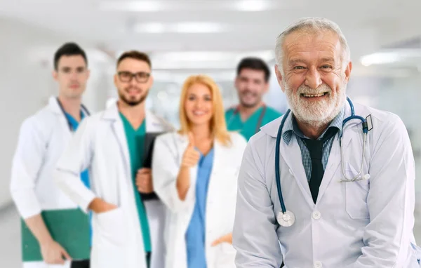 Medico che lavora in ospedale con altri medici . — Foto Stock