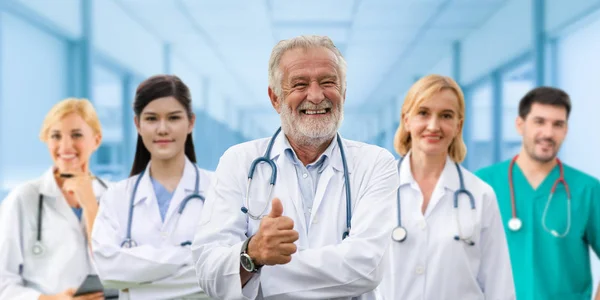 Médico que trabaja en el hospital con otros médicos . —  Fotos de Stock