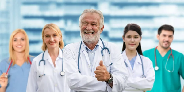 Dokter werkzaam in het ziekenhuis met andere artsen. — Stockfoto