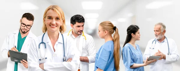 Médico que trabalha no hospital com outros médicos . — Fotografia de Stock