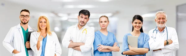 Dokter werkzaam in het ziekenhuis met andere artsen. — Stockfoto