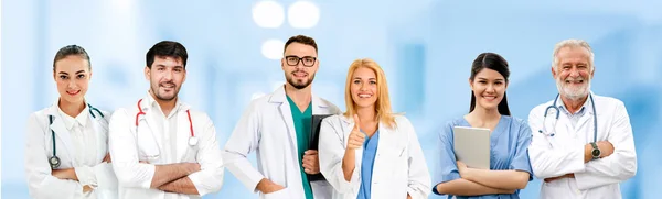 Arzt arbeitet im Krankenhaus mit anderen Ärzten zusammen. — Stockfoto