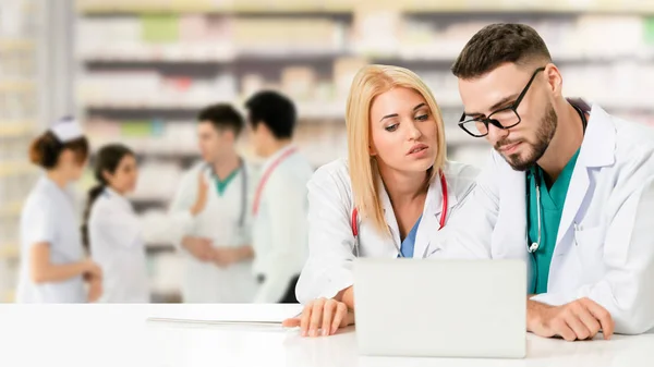 Médico que trabaja en el hospital con otros médicos . — Foto de Stock