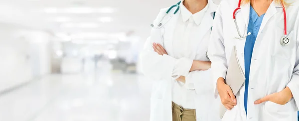 Médico que trabalha no hospital com outros médicos . — Fotografia de Stock