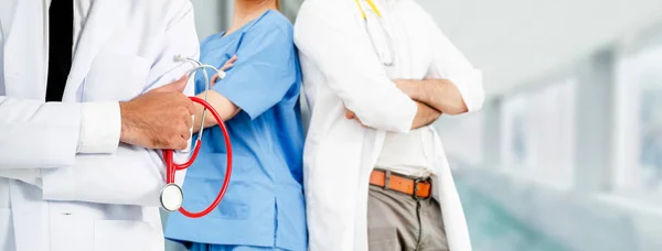 Arzt arbeitet im Krankenhaus mit anderen Ärzten zusammen. — Stockfoto