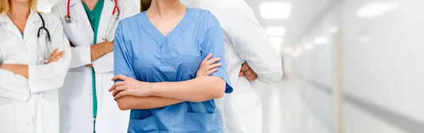 Médico que trabalha no hospital com outros médicos . — Fotografia de Stock